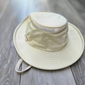 The Airflow Tilley Hat off white size 7 1/8 Tilley Endurables tilly small